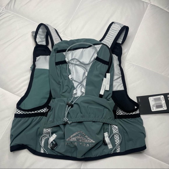 New Women Kiger Running Vest 4.0
Medium/Large
Hasta/Black/Pure Platinum/Silver - Picture 9 of 15